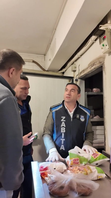 Zabıtanın denetimde son kullanma tarihi 3 yıl geçmiş ürün bulduğu işletme kendini "Bu iade ürün, ben bunları hiç kullanmadım" diyerek savundu