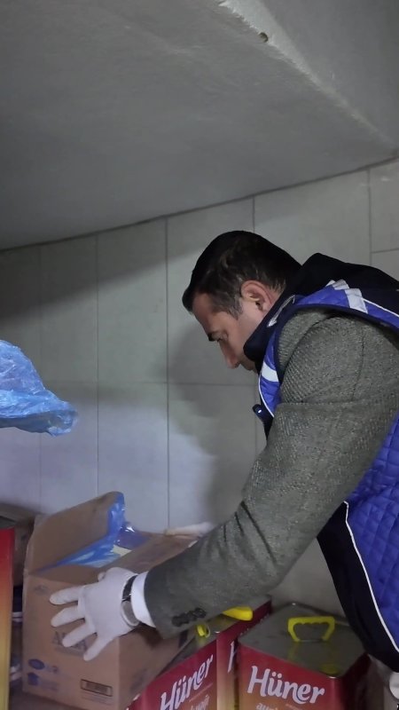 Zabıtanın denetimde son kullanma tarihi 3 yıl geçmiş ürün bulduğu işletme kendini "Bu iade ürün, ben bunları hiç kullanmadım" diyerek savundu