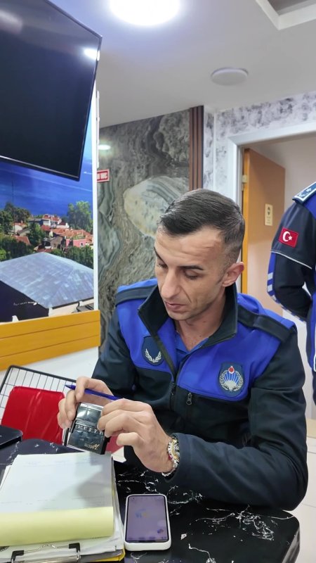 Zabıtanın denetimde son kullanma tarihi 3 yıl geçmiş ürün bulduğu işletme kendini "Bu iade ürün, ben bunları hiç kullanmadım" diyerek savundu