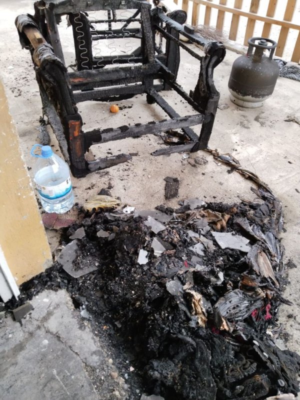 Buzdolabının kablosundan çıkan yangında anne ve oğul pencereden atlayarak canını kurtardı