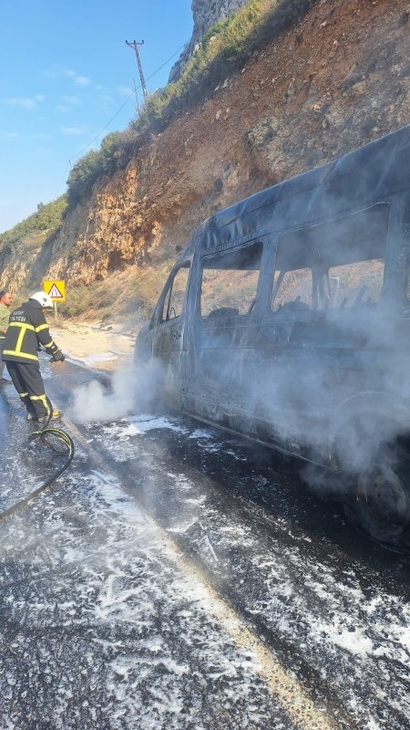 Alevlere teslim olan minibüs kullanılmaz hale geldi