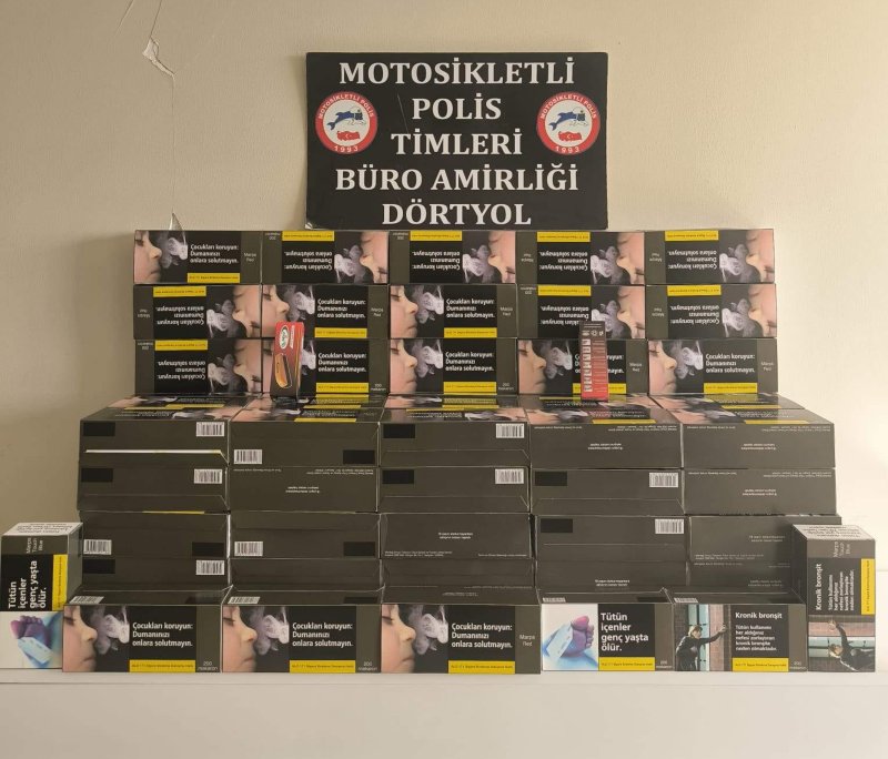 Dörtyol’da kaçak makaron operasyonu (Fotoğraflı) Necati İvgin HATAY (İHA) - Hatay’ın Dörtyol ilçesinde kaçakçılık olaylarına yönelik yapılan uygulamada 100 karton gümrük kaçağı makaron ele geçirildi. Hatay Emniyet Müdürlüğü görevlilerince kaçakçılık olaylarına yönelik yapılan çalışmada; Dörtyol ilçesinde yapılan uygulamada 100 karton gümrük kaçağı boş makaron (filtreli sigara kağıdı) ele geçirildi. Olayla ilgili olarak İ.K. isimli şahıs hakkında kanuna muhalefet suçlarından adli işlem yapıldı.