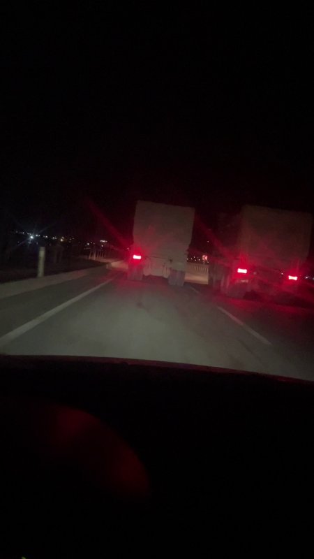 Trafikte 100'ü bulan hızla yarışan kamyonların o anları kamerada