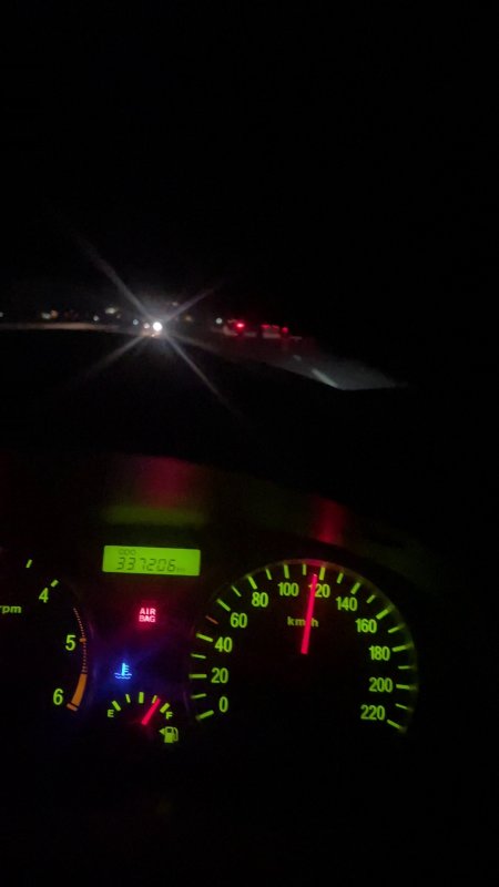 Trafikte 100'ü bulan hızla yarışan kamyonların o anları kamerada