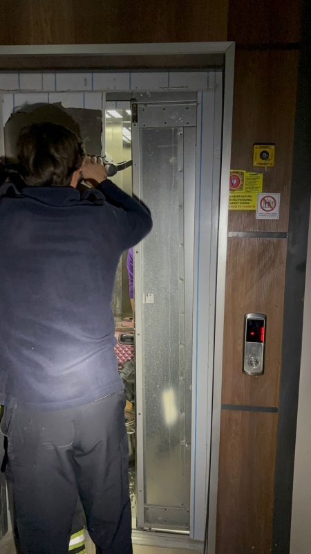 Asansörde mahsur kalan vatandaşları itfaiye kurtardı