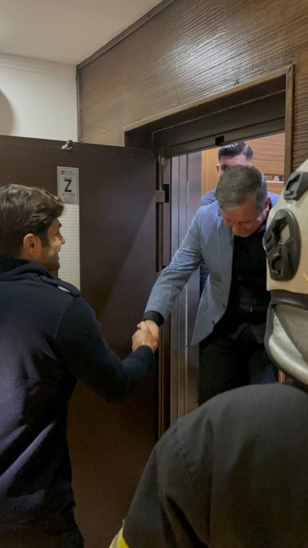 Asansörde mahsur kalan vatandaşları itfaiye kurtardı