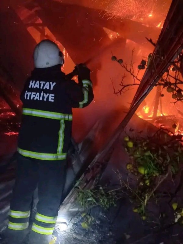 Erzin'de baraka alevlere teslim oldu (Fotoğraflı) Mehmet Uras HATAY (İHA) - Hatay’ın Erzin ilçesinde barakada çıkan yangın, itfaiye ekipleri tarafından söndürüldü. Yangın, Erzin ilçesi Mahmutlu Mahallesi Haydar mevkiinde yaşandı. Mahallede bulunan barakada yangın çıktı. Barakanın yandığını gören vatandaşlar durumu 112 Acil Çağrı Merkezi’ne bildirilmesi üzerine olay yerine itfaiye ekipleri sevk edildi. Kısa sürede bölgeye gelen itfaiye ekipleri, yangının meyve bahçesine sıçramadan söndürdü. Çıkan yangından dolayı baraka kullanılamaz hale geldi.