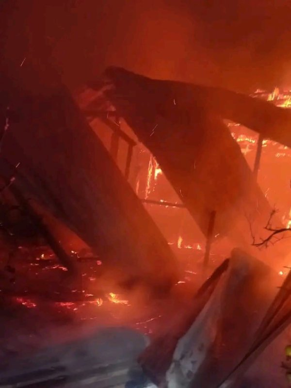 Erzin'de baraka alevlere teslim oldu (Fotoğraflı) Mehmet Uras HATAY (İHA) - Hatay’ın Erzin ilçesinde barakada çıkan yangın, itfaiye ekipleri tarafından söndürüldü. Yangın, Erzin ilçesi Mahmutlu Mahallesi Haydar mevkiinde yaşandı. Mahallede bulunan barakada yangın çıktı. Barakanın yandığını gören vatandaşlar durumu 112 Acil Çağrı Merkezi’ne bildirilmesi üzerine olay yerine itfaiye ekipleri sevk edildi. Kısa sürede bölgeye gelen itfaiye ekipleri, yangının meyve bahçesine sıçramadan söndürdü. Çıkan yangından dolayı baraka kullanılamaz hale geldi.