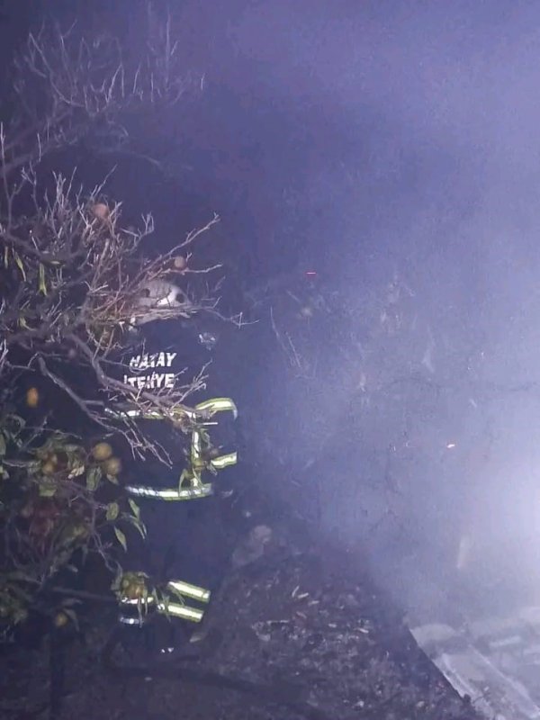Erzin'de baraka alevlere teslim oldu (Fotoğraflı) Mehmet Uras HATAY (İHA) - Hatay’ın Erzin ilçesinde barakada çıkan yangın, itfaiye ekipleri tarafından söndürüldü. Yangın, Erzin ilçesi Mahmutlu Mahallesi Haydar mevkiinde yaşandı. Mahallede bulunan barakada yangın çıktı. Barakanın yandığını gören vatandaşlar durumu 112 Acil Çağrı Merkezi’ne bildirilmesi üzerine olay yerine itfaiye ekipleri sevk edildi. Kısa sürede bölgeye gelen itfaiye ekipleri, yangının meyve bahçesine sıçramadan söndürdü. Çıkan yangından dolayı baraka kullanılamaz hale geldi.