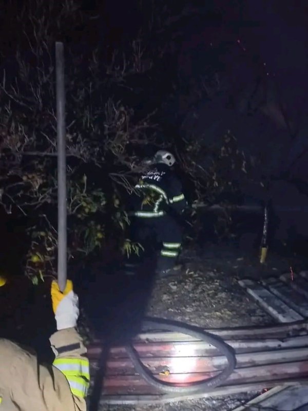 Erzin'de baraka alevlere teslim oldu (Fotoğraflı) Mehmet Uras HATAY (İHA) - Hatay’ın Erzin ilçesinde barakada çıkan yangın, itfaiye ekipleri tarafından söndürüldü. Yangın, Erzin ilçesi Mahmutlu Mahallesi Haydar mevkiinde yaşandı. Mahallede bulunan barakada yangın çıktı. Barakanın yandığını gören vatandaşlar durumu 112 Acil Çağrı Merkezi’ne bildirilmesi üzerine olay yerine itfaiye ekipleri sevk edildi. Kısa sürede bölgeye gelen itfaiye ekipleri, yangının meyve bahçesine sıçramadan söndürdü. Çıkan yangından dolayı baraka kullanılamaz hale geldi.