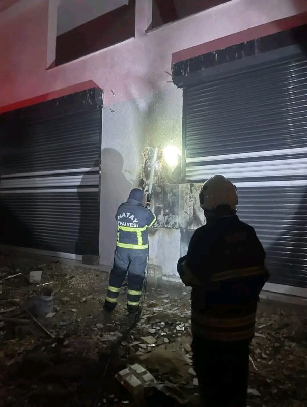  Antakya'da elektrik panosu yandı