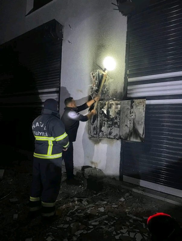  Antakya'da elektrik panosu yandı