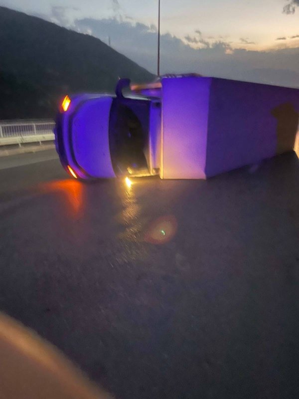 Hatay’da fırtına nedeniyle tırlar devrildi