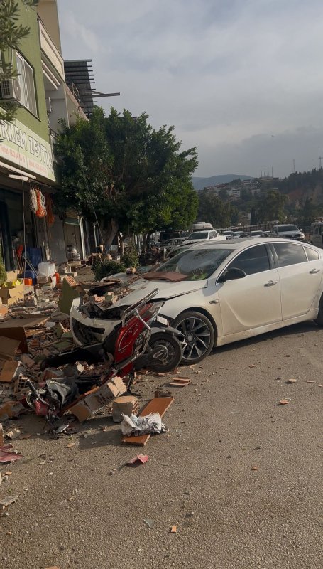 Fırtınanın etkisiyle yıkılan duvar 3 otomobile ve 1 motosiklet zarar verdi