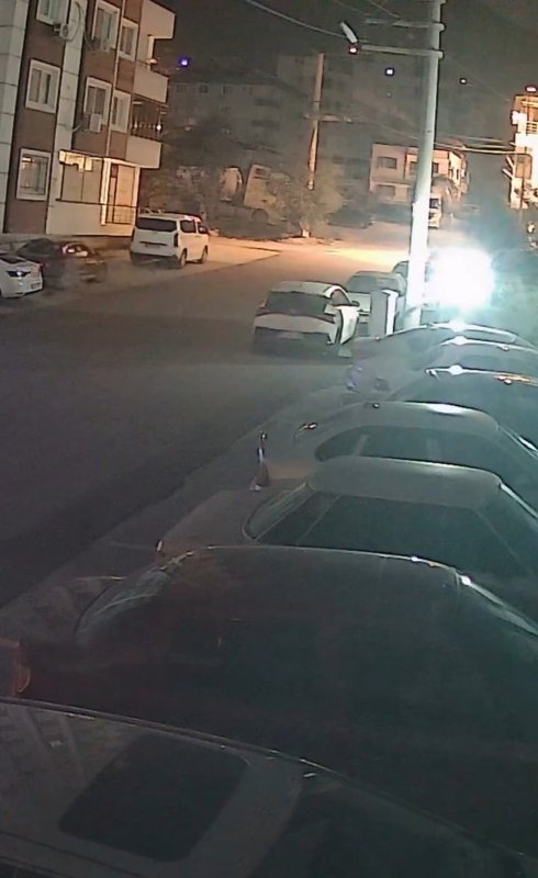 Şiddetli fırtınayla harekete geçen çöp konteyneri, iki otomobilin arasında durdu o anlar kamerada