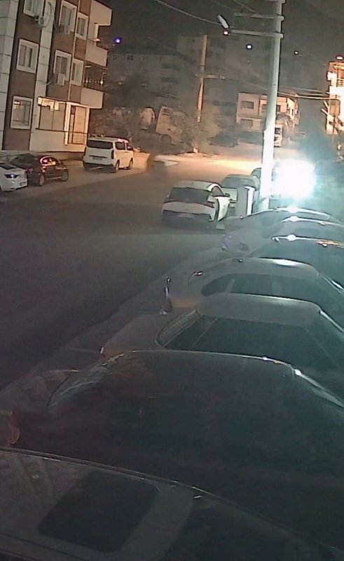 Şiddetli fırtınayla harekete geçen çöp konteyneri, iki otomobilin arasında durdu o anlar kamerada