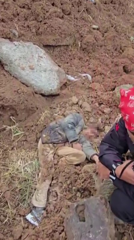 Evladını bulan arama kurtarma görevlisinin alnından öpen baba: "Oğluma bunu yapan caninin en ağır cezayı almasını istiyorum"