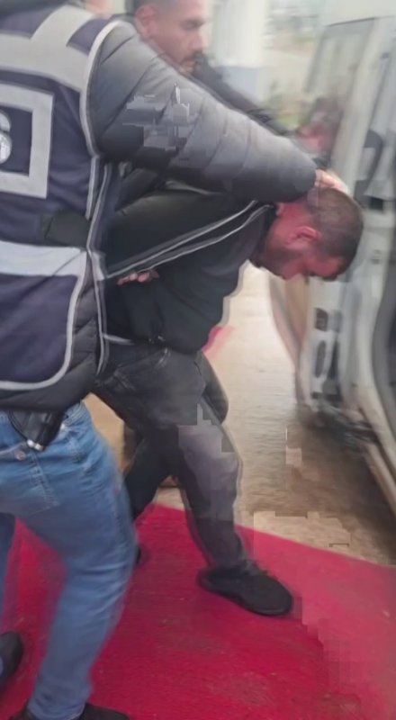 Evladını bulan arama kurtarma görevlisinin alnından öpen baba: "Oğluma bunu yapan caninin en ağır cezayı almasını istiyorum"