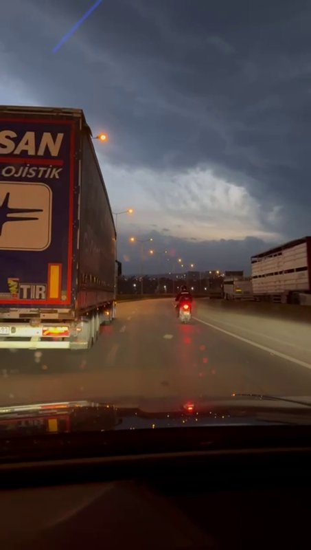 Fırtınada motosikletliye duvar olan tırcı yürekleri ısıttı