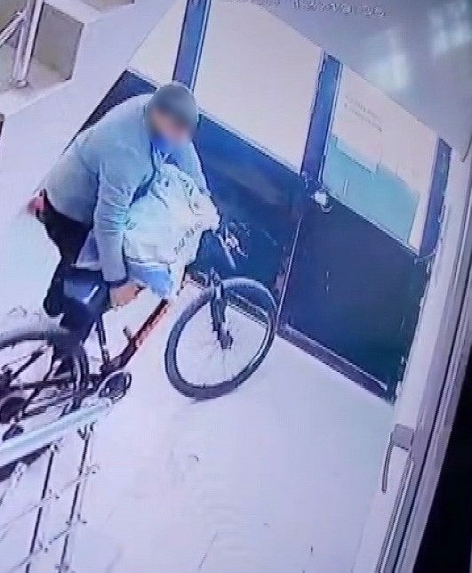 Kameralara yakalanan bisiklet hırsızına "Yazık yaşın genç diye şikayetçi olmadık, bir an önce iş bul ve çalış" diyerek nasihat etti (Fotoğraflı) Ramazan İlın - Cemal Kılınç HATAY (İHA) - Hatay'da apartmanın bodrum katında bulunan bisikleti ve eşyaları çalan hırsız, güvenlik kameralarına yakalandı. Kızına ait bisikletin çalındığını anlayıp kısa sürede bulan vatandaş Rasim Savyun, "Hırsıza genç olduğunu ve çalışıp azimle bir işe girebileceğini, helalinden ekmek parasını kazanabileceğini söylemek istiyorum" dedi. Antakya ilçesi Altınçay Mahallesi'nde bir apartmana telefonla konuşuyor gibi yaparak dikkat çekmeden giren hırsız, bodrum katta bulunan bir bisikleti ve eşyaları torbaya koyarak çaldı. Anbean güvenlik kamerasına yansıyan görüntüleri izleyen apartman sakini Rasim Savyun, kızına ait bisikletin hırsız tarafından çalındığını fark etti. Yaklaşık 45 dakika çevreyi gezen Savyun, başka bir apartmanın önünde olduğu kızına ait bisikleti gördü. Kızının bisikletini alarak eve gelen Savyun, polis ekiplerine şikayetçi olmayacağını ifade ederek hırsıza nasihatte bulundu. "Yazık yaşın genç diye şikayetçi olmadık, bir an önce iş bul ve çalış" Kızının bisikletini bulan ve hırsıza seslenen Rasim Savyun, "Ben kendi aracımı apartmanın önünde temizliyordum. Hırsız telefonla konuşarak sanki apartmandan birisini tanıyormuş gibi içeriye girdi. İçeriye girdikten sonra bisiklet ve birkaç eşyayı çuvalla birlikte alıyor. Eşyaları aldıktan girdiği gibi apartmandan çıkıyor. Elektrik süpürgesini bırakmak için bodrum kata indiğimde bisikletin olmadığını fark ettim. Ondan sonra hemen dışarıya çıkıp çevreye baktım. Sonra kamera kayıtlarını izlediğimde hırsızın girdiğini fark ettik. Hırsız olaydan 45 dakika sonra yakınlarda başka apartmana girerken bisikleti apartmanın önüne bırakıp üstüne kendi montunu koydu. Uzaktan bakınca bizim bisiklet olduğunu anladım. Bisikleti almaya giderken o anda hırsız kaçtı. Önceden polisleri aradım ve yardımcı oldular. Bisikleti bulduğumu söyleyince şikayetten vazgeçtim. Bu bölgede depremden önce çok hırsızlıklar oluyordu ama sonrasında ilk defa hırsızlık oldu. Hırsıza genç olduğunu ve çalışıp azimle bir işe girebileceğini, helalinden ekmek parasını kazanabileceğini söylemek istiyorum. Yazık yaşın genç diye şikayetçi olmadık. Bence bir an önce iş bul ve çalış" ifadelerini kullandı.
