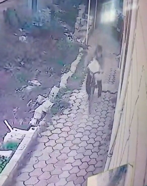 Kameralara yakalanan bisiklet hırsızına "Yazık yaşın genç diye şikayetçi olmadık, bir an önce iş bul ve çalış" diyerek nasihat etti (Fotoğraflı) Ramazan İlın - Cemal Kılınç HATAY (İHA) - Hatay'da apartmanın bodrum katında bulunan bisikleti ve eşyaları çalan hırsız, güvenlik kameralarına yakalandı. Kızına ait bisikletin çalındığını anlayıp kısa sürede bulan vatandaş Rasim Savyun, "Hırsıza genç olduğunu ve çalışıp azimle bir işe girebileceğini, helalinden ekmek parasını kazanabileceğini söylemek istiyorum" dedi. Antakya ilçesi Altınçay Mahallesi'nde bir apartmana telefonla konuşuyor gibi yaparak dikkat çekmeden giren hırsız, bodrum katta bulunan bir bisikleti ve eşyaları torbaya koyarak çaldı. Anbean güvenlik kamerasına yansıyan görüntüleri izleyen apartman sakini Rasim Savyun, kızına ait bisikletin hırsız tarafından çalındığını fark etti. Yaklaşık 45 dakika çevreyi gezen Savyun, başka bir apartmanın önünde olduğu kızına ait bisikleti gördü. Kızının bisikletini alarak eve gelen Savyun, polis ekiplerine şikayetçi olmayacağını ifade ederek hırsıza nasihatte bulundu. "Yazık yaşın genç diye şikayetçi olmadık, bir an önce iş bul ve çalış" Kızının bisikletini bulan ve hırsıza seslenen Rasim Savyun, "Ben kendi aracımı apartmanın önünde temizliyordum. Hırsız telefonla konuşarak sanki apartmandan birisini tanıyormuş gibi içeriye girdi. İçeriye girdikten sonra bisiklet ve birkaç eşyayı çuvalla birlikte alıyor. Eşyaları aldıktan girdiği gibi apartmandan çıkıyor. Elektrik süpürgesini bırakmak için bodrum kata indiğimde bisikletin olmadığını fark ettim. Ondan sonra hemen dışarıya çıkıp çevreye baktım. Sonra kamera kayıtlarını izlediğimde hırsızın girdiğini fark ettik. Hırsız olaydan 45 dakika sonra yakınlarda başka apartmana girerken bisikleti apartmanın önüne bırakıp üstüne kendi montunu koydu. Uzaktan bakınca bizim bisiklet olduğunu anladım. Bisikleti almaya giderken o anda hırsız kaçtı. Önceden polisleri aradım ve yardımcı oldular. Bisikleti bulduğumu söyleyince şikayetten vazgeçtim. Bu bölgede depremden önce çok hırsızlıklar oluyordu ama sonrasında ilk defa hırsızlık oldu. Hırsıza genç olduğunu ve çalışıp azimle bir işe girebileceğini, helalinden ekmek parasını kazanabileceğini söylemek istiyorum. Yazık yaşın genç diye şikayetçi olmadık. Bence bir an önce iş bul ve çalış" ifadelerini kullandı.