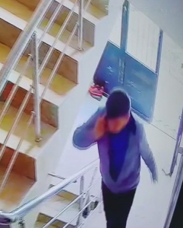 Kameralara yakalanan bisiklet hırsızına "Yazık yaşın genç diye şikayetçi olmadık, bir an önce iş bul ve çalış" diyerek nasihat etti (Fotoğraflı) Ramazan İlın - Cemal Kılınç HATAY (İHA) - Hatay'da apartmanın bodrum katında bulunan bisikleti ve eşyaları çalan hırsız, güvenlik kameralarına yakalandı. Kızına ait bisikletin çalındığını anlayıp kısa sürede bulan vatandaş Rasim Savyun, "Hırsıza genç olduğunu ve çalışıp azimle bir işe girebileceğini, helalinden ekmek parasını kazanabileceğini söylemek istiyorum" dedi. Antakya ilçesi Altınçay Mahallesi'nde bir apartmana telefonla konuşuyor gibi yaparak dikkat çekmeden giren hırsız, bodrum katta bulunan bir bisikleti ve eşyaları torbaya koyarak çaldı. Anbean güvenlik kamerasına yansıyan görüntüleri izleyen apartman sakini Rasim Savyun, kızına ait bisikletin hırsız tarafından çalındığını fark etti. Yaklaşık 45 dakika çevreyi gezen Savyun, başka bir apartmanın önünde olduğu kızına ait bisikleti gördü. Kızının bisikletini alarak eve gelen Savyun, polis ekiplerine şikayetçi olmayacağını ifade ederek hırsıza nasihatte bulundu. "Yazık yaşın genç diye şikayetçi olmadık, bir an önce iş bul ve çalış" Kızının bisikletini bulan ve hırsıza seslenen Rasim Savyun, "Ben kendi aracımı apartmanın önünde temizliyordum. Hırsız telefonla konuşarak sanki apartmandan birisini tanıyormuş gibi içeriye girdi. İçeriye girdikten sonra bisiklet ve birkaç eşyayı çuvalla birlikte alıyor. Eşyaları aldıktan girdiği gibi apartmandan çıkıyor. Elektrik süpürgesini bırakmak için bodrum kata indiğimde bisikletin olmadığını fark ettim. Ondan sonra hemen dışarıya çıkıp çevreye baktım. Sonra kamera kayıtlarını izlediğimde hırsızın girdiğini fark ettik. Hırsız olaydan 45 dakika sonra yakınlarda başka apartmana girerken bisikleti apartmanın önüne bırakıp üstüne kendi montunu koydu. Uzaktan bakınca bizim bisiklet olduğunu anladım. Bisikleti almaya giderken o anda hırsız kaçtı. Önceden polisleri aradım ve yardımcı oldular. Bisikleti bulduğumu söyleyince şikayetten vazgeçtim. Bu bölgede depremden önce çok hırsızlıklar oluyordu ama sonrasında ilk defa hırsızlık oldu. Hırsıza genç olduğunu ve çalışıp azimle bir işe girebileceğini, helalinden ekmek parasını kazanabileceğini söylemek istiyorum. Yazık yaşın genç diye şikayetçi olmadık. Bence bir an önce iş bul ve çalış" ifadelerini kullandı.