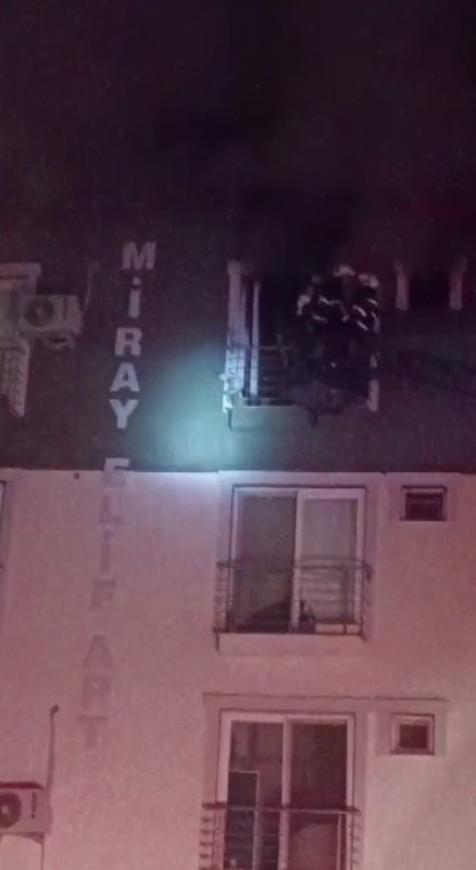 Elektrik kontağından çıkan yangında alevlere teslim olan ev kullanılmaz hale geldi