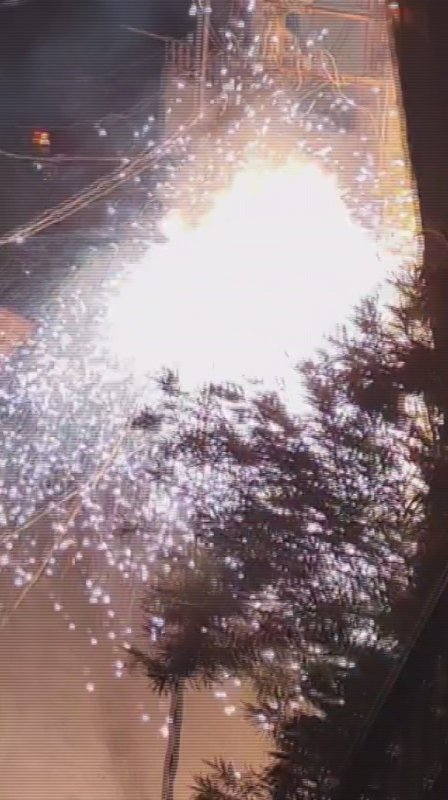  Elektrik kablolarında yaşanan patlama geceyi gündüze çevirdi