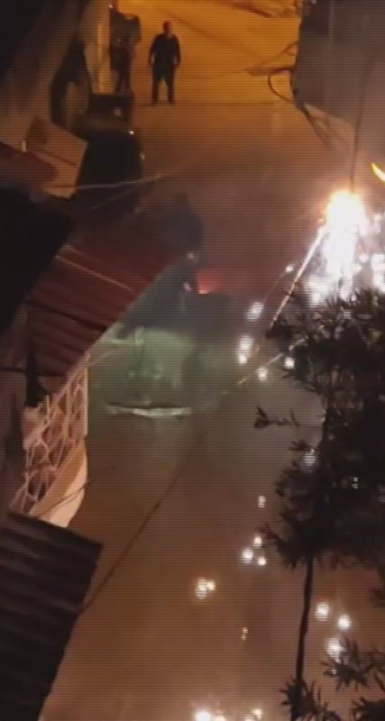  Elektrik kablolarında yaşanan patlama geceyi gündüze çevirdi