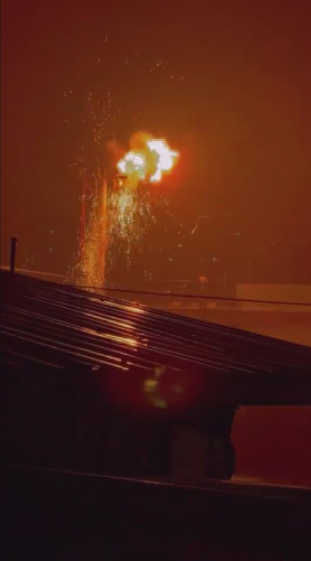  Elektrik kablolarında yaşanan patlama geceyi gündüze çevirdi