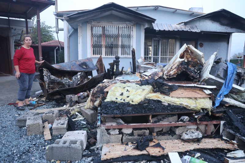Deprem sonrası kurdukları prefabrik evlerinde yangın çıkan Önal ailesi, İl Sağlık Müdürlüğü Güvenlik Amiri Hasan Çekmen’in saniyelerle yarışan müdahalesi sayesinde hayatta kaldı.