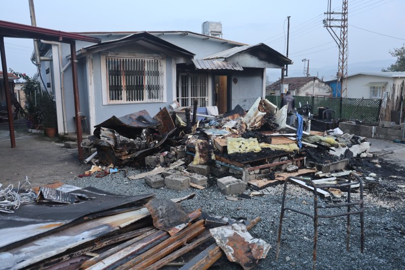 Deprem sonrası kurdukları prefabrik evlerinde yangın çıkan Önal ailesi, İl Sağlık Müdürlüğü Güvenlik Amiri Hasan Çekmen’in saniyelerle yarışan müdahalesi sayesinde hayatta kaldı.