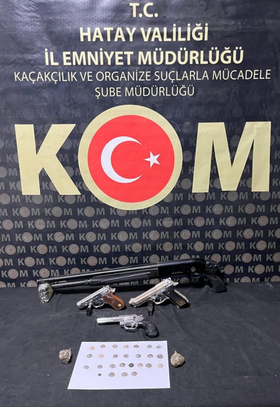 Hatay'da 26 sikke kargo ile göndermek üzereyken ele geçirildi (Fotoğraflı) Necati İvgin HATAY (İHA) - Hatay'da yapılan tarihi eser kaçakçılığı operasyonun da Helenistik döneme ait olduğu değerlendirilen 26 adet gümüş sikke kargoyla il dışına gönderilmek üzereyken ele geçirildi. Hatay Emniyet Müdürlüğü görevlilerince kaçakçılık olaylarına yönelik yapılan çalışmalar kapsamında kargo ile il dışına tarihi eser kaçırılacağı bilgisine ulaştı. Belirlenen kargoda ve ayrıca şüpheli şahsın ikametinde yapılan aramada; 26 adet Helenistik döneme ait olduğu değerlendirilen gümüş sikke, 3 adet kurusıkı tabanca, 2 adet şarjör, 1 adet pompalı tüfek, 6 gram esrar ele geçirildi. Olayla ilgili olarak Y.Y.Ö. ile B.Ö. adlı 2 kişi gözaltına alınarak haklarında adli işlem başlatıldı.