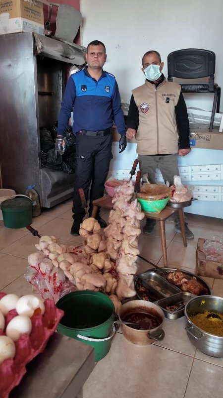 Zabıta ekiplerinin ‘Leş kokusu var’ dediği dönercide mide bulandıran görüntü (Fotoğraflı) İsmet Biçen HATAY (İHA) - Hatay’da zabıta ekiplerinin denetimi esnasında hijyen kurallarına uymayan dönercide mide bulandıran görüntüler ortaya çıktı. Zabıta ekiplerinin ‘Leş kokusu var’ dedikleri işletme mühürlenerek, kapatıldı. Kırıkhan Belediyesi zabıta ekipleri halk sağlığını tehdit eden işletmelere yönelik çalışmalarını aralıksız sürdürüyor. Zabıta ekipleri geçtiğimiz günlerde Kırıkhan kent merkezinde hizmet dönerciye gerçekleştirdi. Mide bulandıran görüntülerin ortaya çıktığı dönercide, işletmenin pişirdiği tavuklarla pişmemiş tavukları dolapta birlikte sakladığı görüldü. Belediye ekiplerinin tepkisi üzerine işletme sahibi kendini, "Akşam dolaba koydum, maksimum 10 saat" diyerek kendini savundu. Zabıta ekiplerinin ‘Boğulacağım, leş gibi kokuyor’ dediği anlarsa işletmedeki hijyensizliği gözler önüne serdi. İşletmenin mide bulandıran haliyse an be an kamerayla kaydedildi. Ürünler imha edilirken, işletme Kırıkhan Belediyesi tarafından encümen kararıyla kapatıldı.
