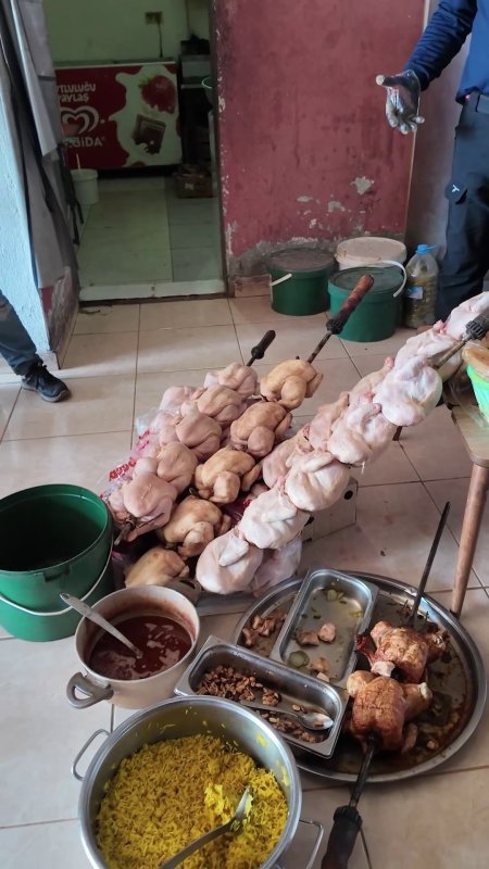 Zabıta ekiplerinin ‘Leş kokusu var’ dediği dönercide mide bulandıran görüntü (Fotoğraflı) İsmet Biçen HATAY (İHA) - Hatay’da zabıta ekiplerinin denetimi esnasında hijyen kurallarına uymayan dönercide mide bulandıran görüntüler ortaya çıktı. Zabıta ekiplerinin ‘Leş kokusu var’ dedikleri işletme mühürlenerek, kapatıldı. Kırıkhan Belediyesi zabıta ekipleri halk sağlığını tehdit eden işletmelere yönelik çalışmalarını aralıksız sürdürüyor. Zabıta ekipleri geçtiğimiz günlerde Kırıkhan kent merkezinde hizmet dönerciye gerçekleştirdi. Mide bulandıran görüntülerin ortaya çıktığı dönercide, işletmenin pişirdiği tavuklarla pişmemiş tavukları dolapta birlikte sakladığı görüldü. Belediye ekiplerinin tepkisi üzerine işletme sahibi kendini, "Akşam dolaba koydum, maksimum 10 saat" diyerek kendini savundu. Zabıta ekiplerinin ‘Boğulacağım, leş gibi kokuyor’ dediği anlarsa işletmedeki hijyensizliği gözler önüne serdi. İşletmenin mide bulandıran haliyse an be an kamerayla kaydedildi. Ürünler imha edilirken, işletme Kırıkhan Belediyesi tarafından encümen kararıyla kapatıldı.