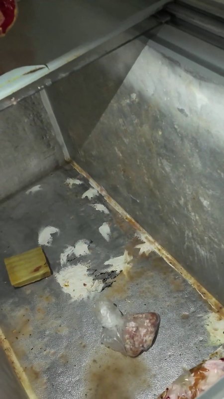 Zabıta ekiplerinin ‘Leş kokusu var’ dediği dönercide mide bulandıran görüntü (Fotoğraflı) İsmet Biçen HATAY (İHA) - Hatay’da zabıta ekiplerinin denetimi esnasında hijyen kurallarına uymayan dönercide mide bulandıran görüntüler ortaya çıktı. Zabıta ekiplerinin ‘Leş kokusu var’ dedikleri işletme mühürlenerek, kapatıldı. Kırıkhan Belediyesi zabıta ekipleri halk sağlığını tehdit eden işletmelere yönelik çalışmalarını aralıksız sürdürüyor. Zabıta ekipleri geçtiğimiz günlerde Kırıkhan kent merkezinde hizmet dönerciye gerçekleştirdi. Mide bulandıran görüntülerin ortaya çıktığı dönercide, işletmenin pişirdiği tavuklarla pişmemiş tavukları dolapta birlikte sakladığı görüldü. Belediye ekiplerinin tepkisi üzerine işletme sahibi kendini, "Akşam dolaba koydum, maksimum 10 saat" diyerek kendini savundu. Zabıta ekiplerinin ‘Boğulacağım, leş gibi kokuyor’ dediği anlarsa işletmedeki hijyensizliği gözler önüne serdi. İşletmenin mide bulandıran haliyse an be an kamerayla kaydedildi. Ürünler imha edilirken, işletme Kırıkhan Belediyesi tarafından encümen kararıyla kapatıldı.