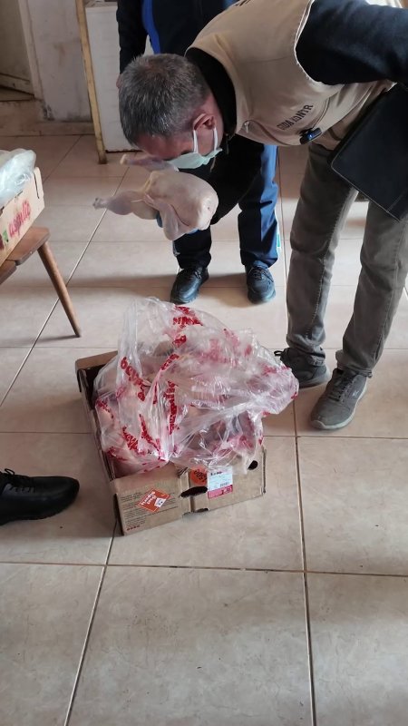 Zabıta ekiplerinin ‘Leş kokusu var’ dediği dönercide mide bulandıran görüntü (Fotoğraflı) İsmet Biçen HATAY (İHA) - Hatay’da zabıta ekiplerinin denetimi esnasında hijyen kurallarına uymayan dönercide mide bulandıran görüntüler ortaya çıktı. Zabıta ekiplerinin ‘Leş kokusu var’ dedikleri işletme mühürlenerek, kapatıldı. Kırıkhan Belediyesi zabıta ekipleri halk sağlığını tehdit eden işletmelere yönelik çalışmalarını aralıksız sürdürüyor. Zabıta ekipleri geçtiğimiz günlerde Kırıkhan kent merkezinde hizmet dönerciye gerçekleştirdi. Mide bulandıran görüntülerin ortaya çıktığı dönercide, işletmenin pişirdiği tavuklarla pişmemiş tavukları dolapta birlikte sakladığı görüldü. Belediye ekiplerinin tepkisi üzerine işletme sahibi kendini, "Akşam dolaba koydum, maksimum 10 saat" diyerek kendini savundu. Zabıta ekiplerinin ‘Boğulacağım, leş gibi kokuyor’ dediği anlarsa işletmedeki hijyensizliği gözler önüne serdi. İşletmenin mide bulandıran haliyse an be an kamerayla kaydedildi. Ürünler imha edilirken, işletme Kırıkhan Belediyesi tarafından encümen kararıyla kapatıldı.