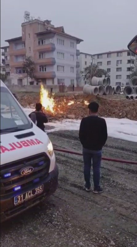 Şantiye çalışmaları esnasında zarar verilen doğalgaz borusundan çıkan alevlerle hafif ticari araç yandı