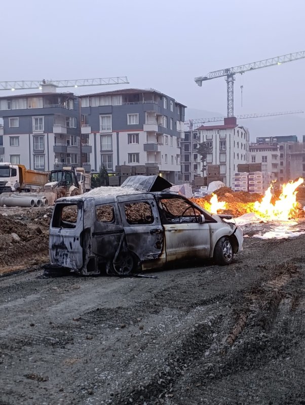 Şantiye çalışmaları esnasında zarar verilen doğalgaz borusundan çıkan alevlerle hafif ticari araç yandı