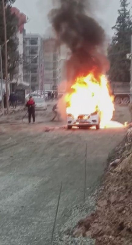 Şantiye çalışmaları esnasında zarar verilen doğalgaz borusundan çıkan alevlerle hafif ticari araç yandı