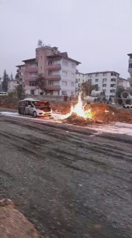Şantiye çalışmaları esnasında zarar verilen doğalgaz borusundan çıkan alevlerle hafif ticari araç yandı