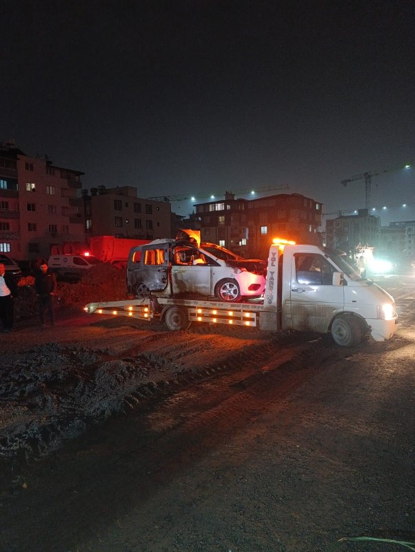 Şantiye çalışmaları esnasında zarar verilen doğalgaz borusundan çıkan alevlerle hafif ticari araç yandı