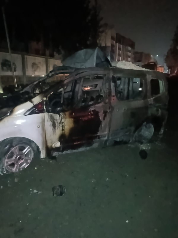 Şantiye çalışmaları esnasında zarar verilen doğalgaz borusundan çıkan alevlerle hafif ticari araç yandı