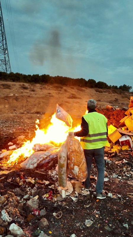 Tarihi geçmiş ürünlerle çocukları zehirleyeceklerdi: 2 ton cips, şekerleme ve çikolata imha edildi