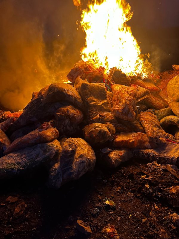 Tarihi geçmiş ürünlerle çocukları zehirleyeceklerdi: 2 ton cips, şekerleme ve çikolata imha edildi