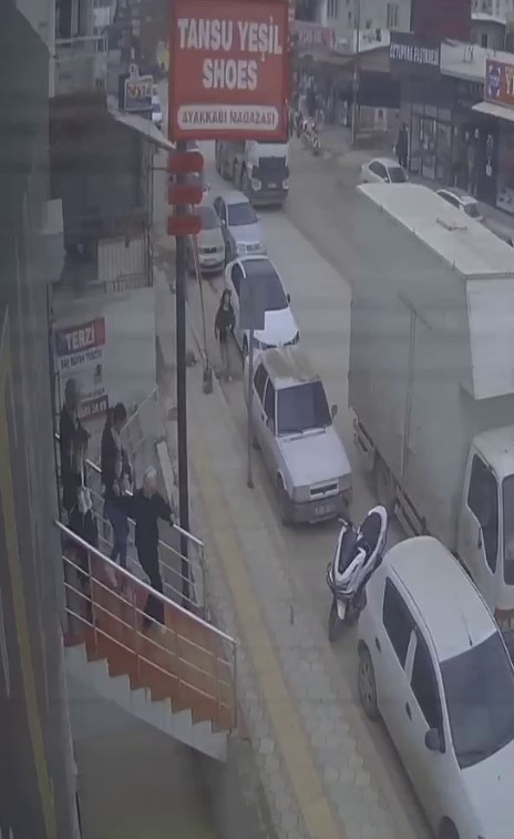 Hatay'da deprem korkusuyla yaşanan kaçış görüntülendi