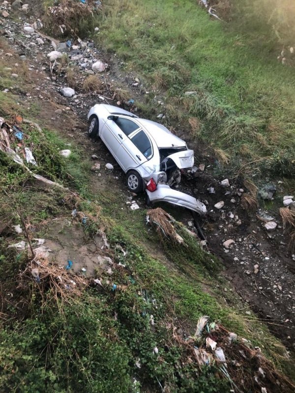 Köprüden uçan otomobilin sürücüsü yaralandı (Fotoğraflı) Ferit Savaş HATAY (İHA) - Hatay’da sürücüsünün kontrolünü kaybetmesiyle köprüden uçarak hurdaya dönen otomobilin sürücüsü yaralandı. Kaza; Dörtyol-Erzin eski karayolu üzeri Kuzuculu Mahallesi mevkiinde yaşandı. Sürücüsünün kontrolünü kaybetmesiyle köprüden uçan Hyundai marka 31 YL 499 plakalı otomobil, hurdaya döndü. Kazada araç içerisinde sıkışan sürücü kurtarılarak sağlık ekiplerine teslim edildi. Yaralı sürücü ilk müdahalesinin ardından hastaneye sevk edildi. İlk belirlemelere göre kalp krizi geçirerek kaza yaptığı anlaşılan sürücü Dörtyol Devlet Hastanesi’nde tedavi altına alındı.