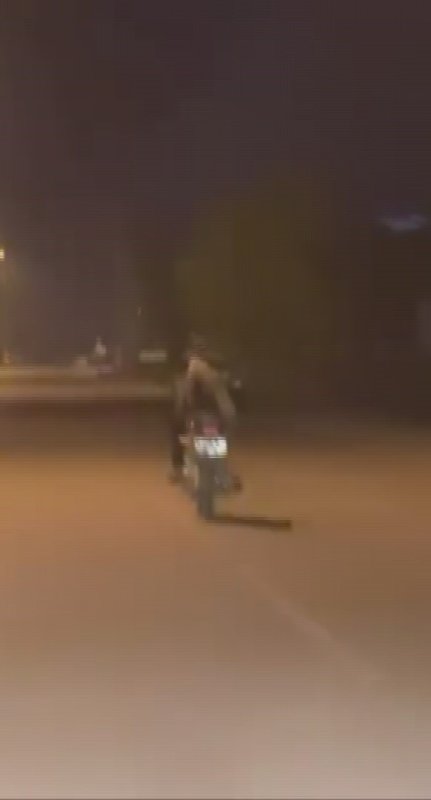 Motosikleti yatarak kullanıp trafiği tehlikeye sokan sürücüye 21 bin lira ceza