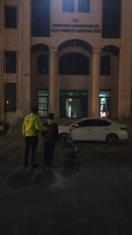 Motosikleti yatarak kullanıp trafiği tehlikeye sokan sürücüye 21 bin lira ceza