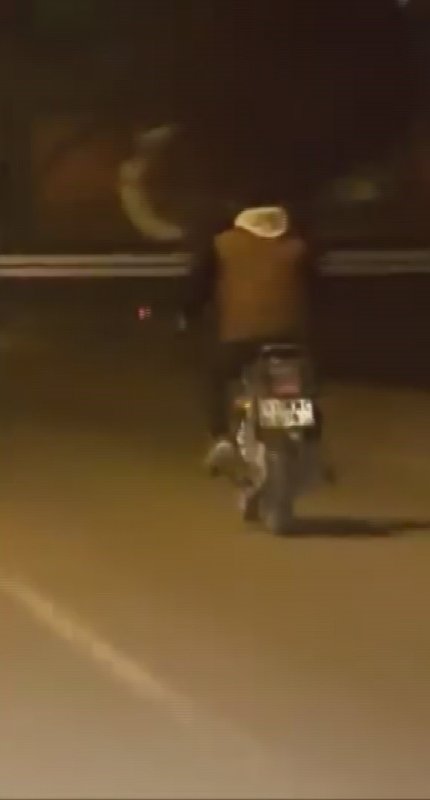 Motosikleti yatarak kullanıp trafiği tehlikeye sokan sürücüye 21 bin lira ceza